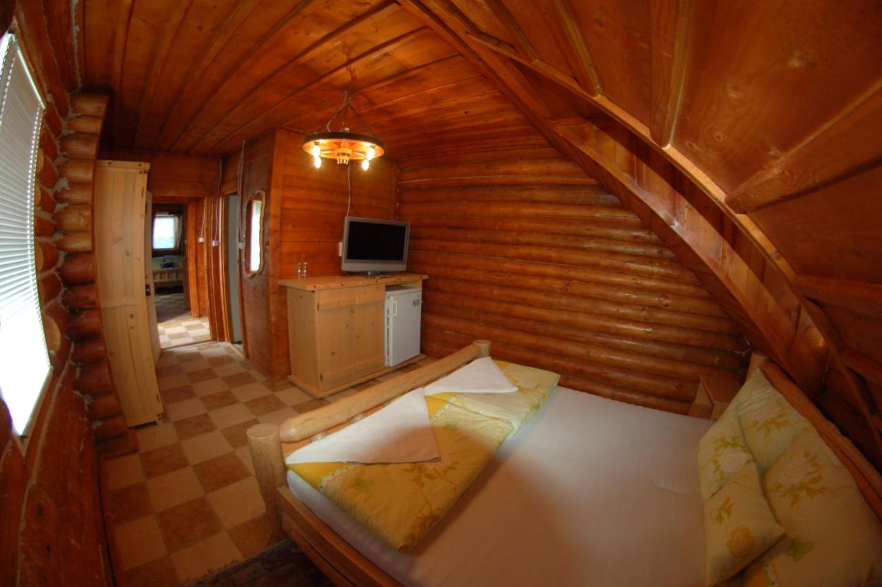 Roenk-Wellness Panzio Mezopeterd Bed & Breakfast Exterior photo
